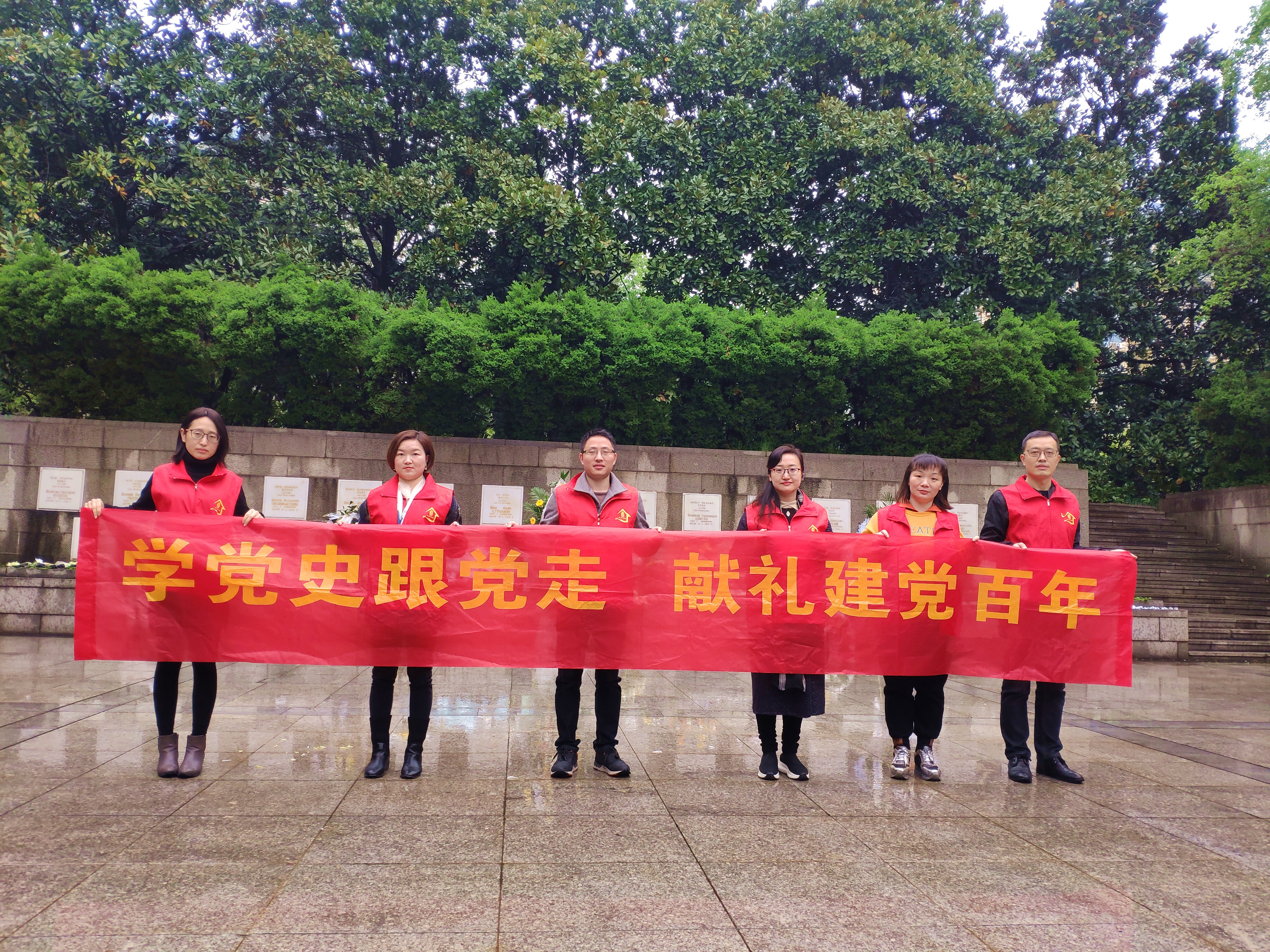 學(xué)黨史，祭英烈，憶初心 ——東信醫(yī)藥黨員代表向蘇聯(lián)空軍志愿隊(duì)烈士...