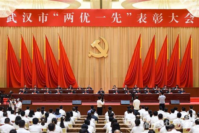 東信醫(yī)藥黨支部榮獲武漢市 “全市先進(jìn)基層黨組織”稱號(hào)